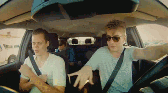 Des jeunes qui chantent et dansent dans une voiture