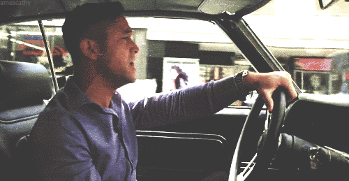 Homme qui chante dans sa voiture