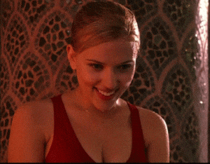 Scarlett Johansson y 20 escotes de infarto que te dejarán sin aliento