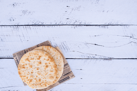 gif de una mesa donde van apareciendo los ingredientes para hacer gyros de pollo con mango