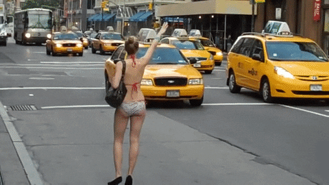 Femme qui appelle un taxi en maillot de bain