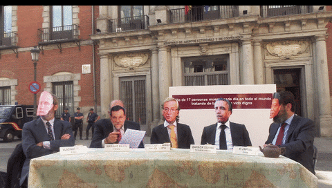 Líderes mundiales toman el té frente a Exteriores (performance)