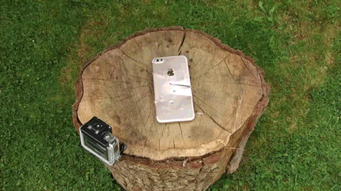 iPhone 7 vs un hacha