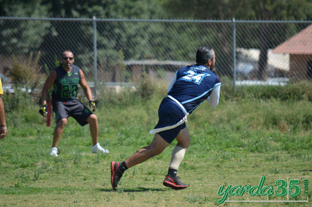 Spartans interceptando el pase de Wachas, en la final Jalisco Flag Football, Primavera 2016
