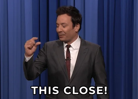 Jimmy Fallon két ujjal mutatja, hogy majdnem.