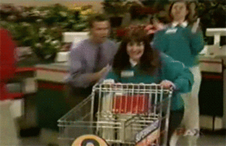 Mulher corre com carrinho de supermercado.