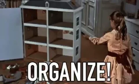 Egy kislány rendet rak, a felirat: Organize!