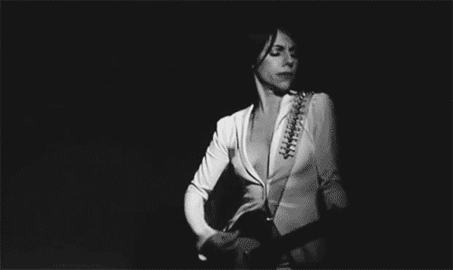 PJ Harvey sensualizando no clipe de This is Love PJ Harvey sensualizando no clipe de This is Love.