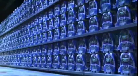 Buzz Lightyear rájön, hogy egy egész polcnyi egyforma Buzz Lightyear van körülötte.