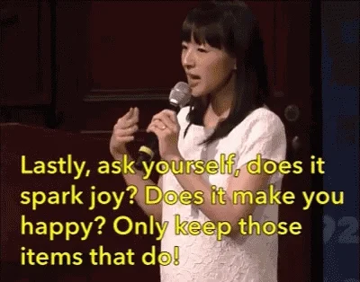 Marie Kondo mikrofonnal beszél, a felirat: does it spark joy? Only keep those items that do.