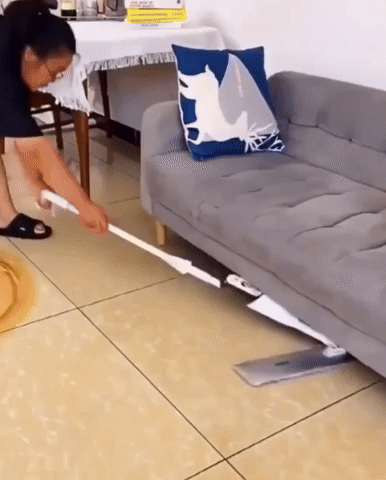 Animated GIF showing the 360-degree swivel of the mop head for easy maneuvering
