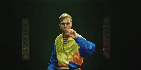 GIF animado (3ornjZwtv8PoahqgOA) Throwing Music Video