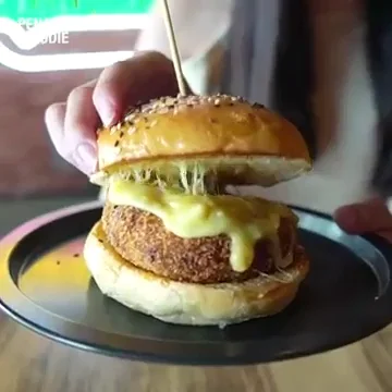 Durian Lovers Masuk! Ada Burger Durian Nih!